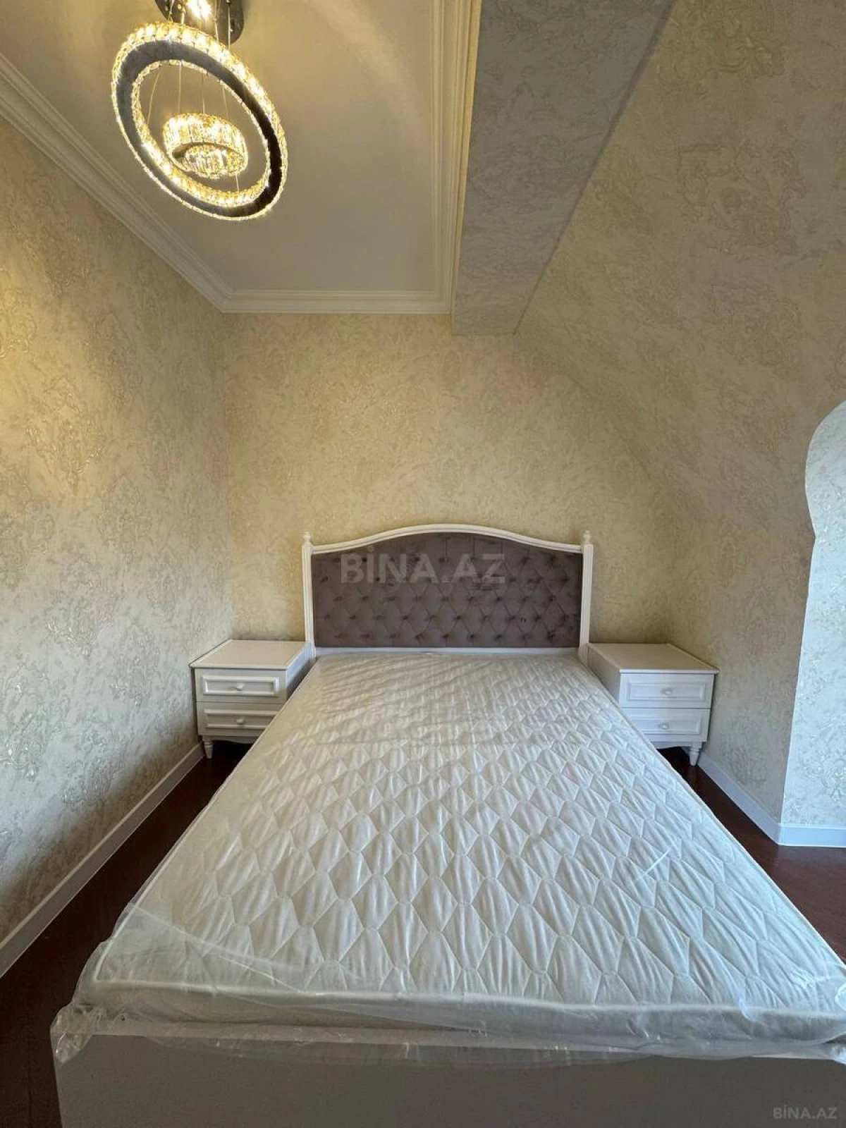 Satılır 4 otaqlı mənzil 130 m²