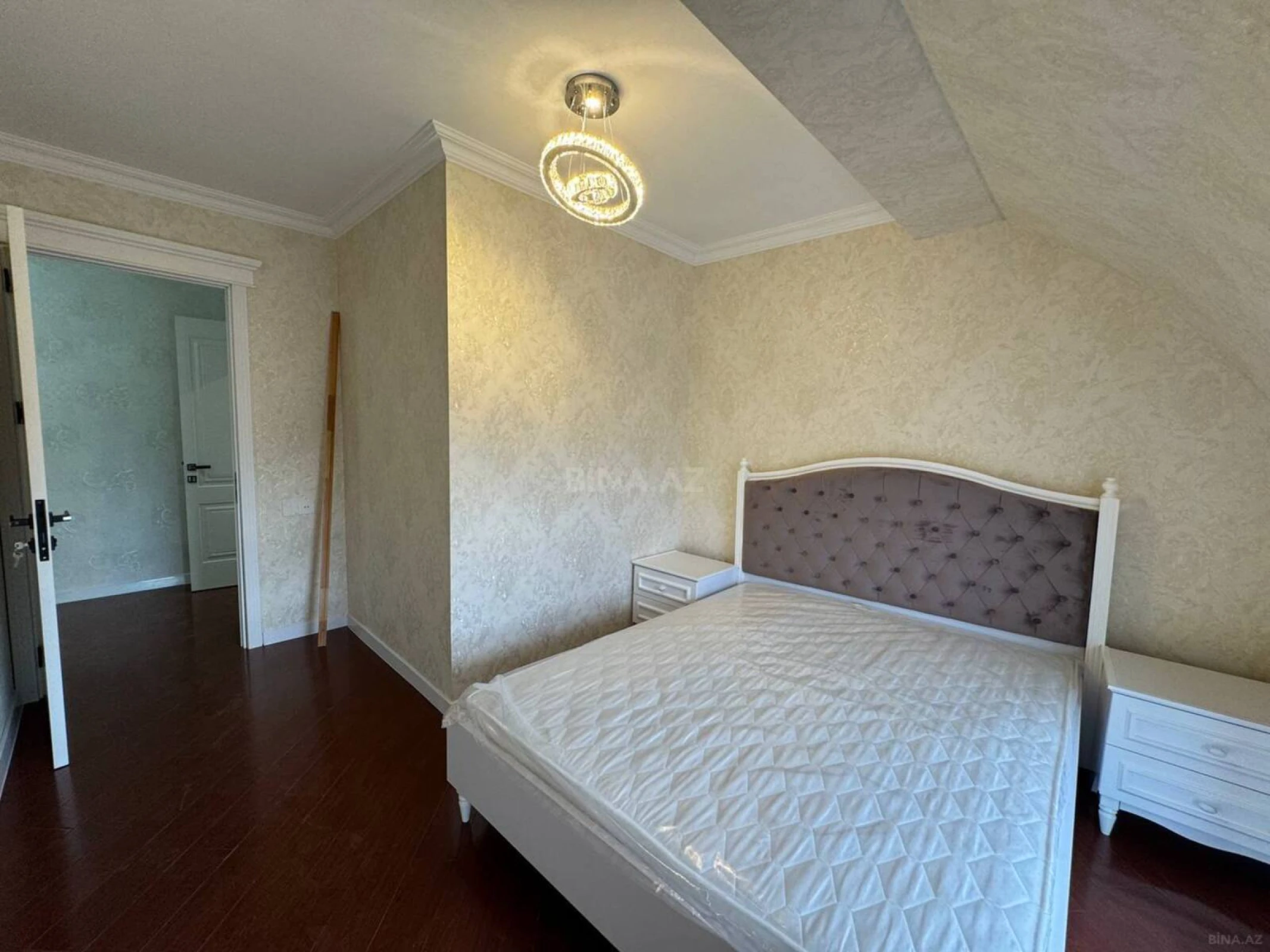 Satılır 4 otaqlı mənzil 130 m²