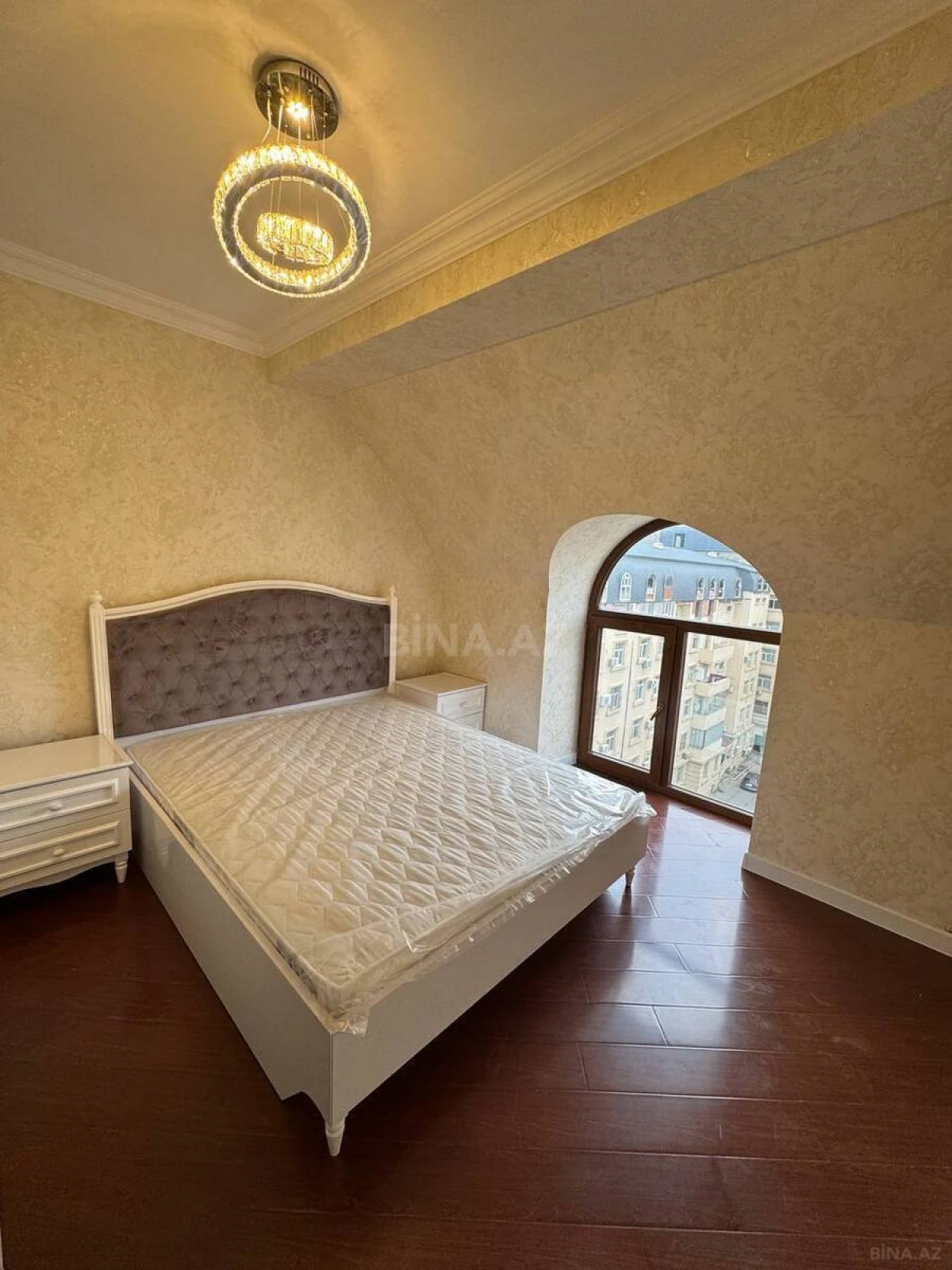 Satılır 4 otaqlı mənzil 130 m²