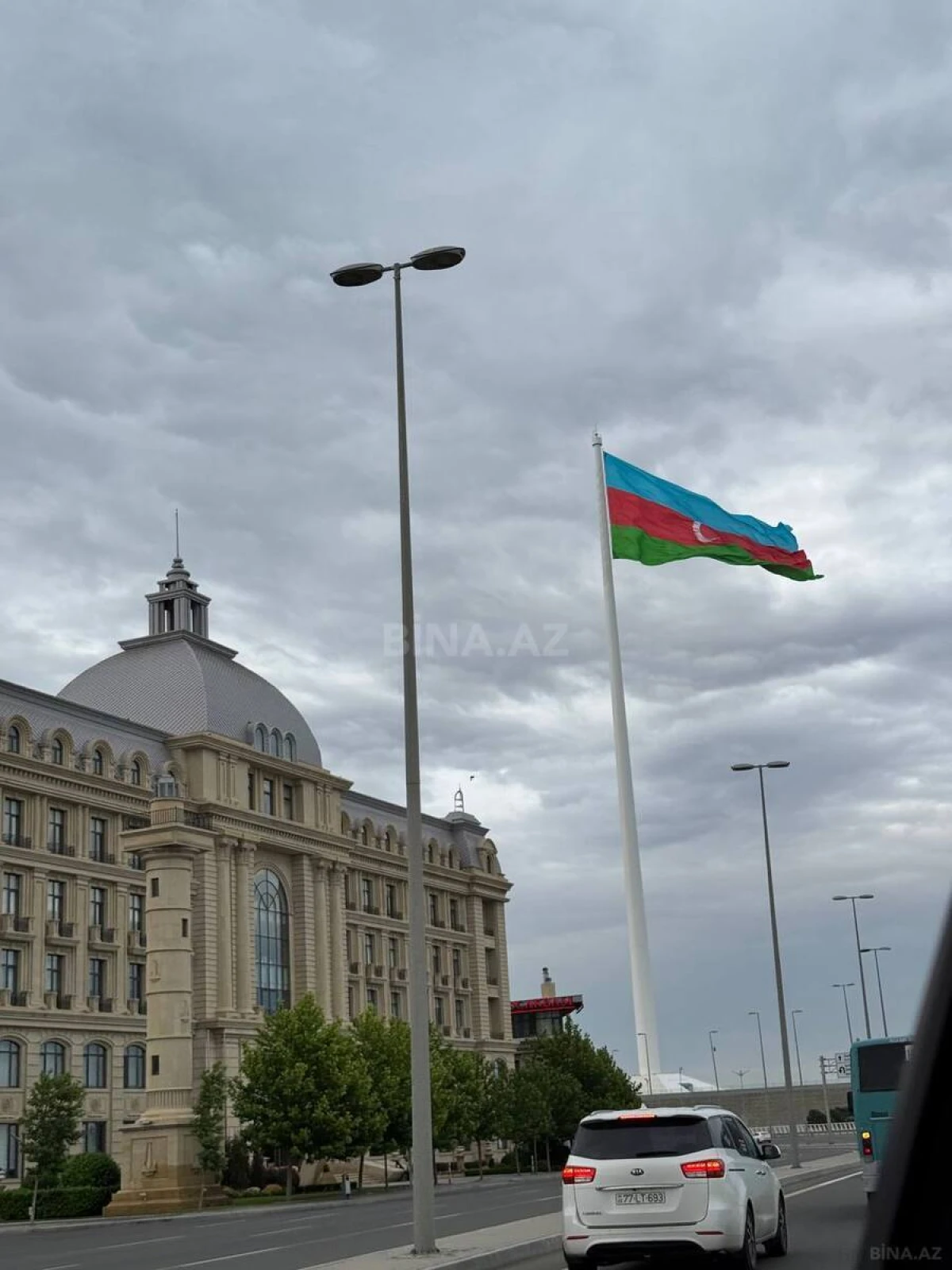 Satılır 4 otaqlı mənzil 130 m²