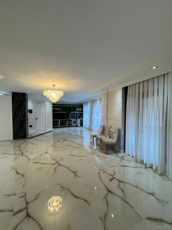 Satılır 4 otaqlı mənzil 130 m²