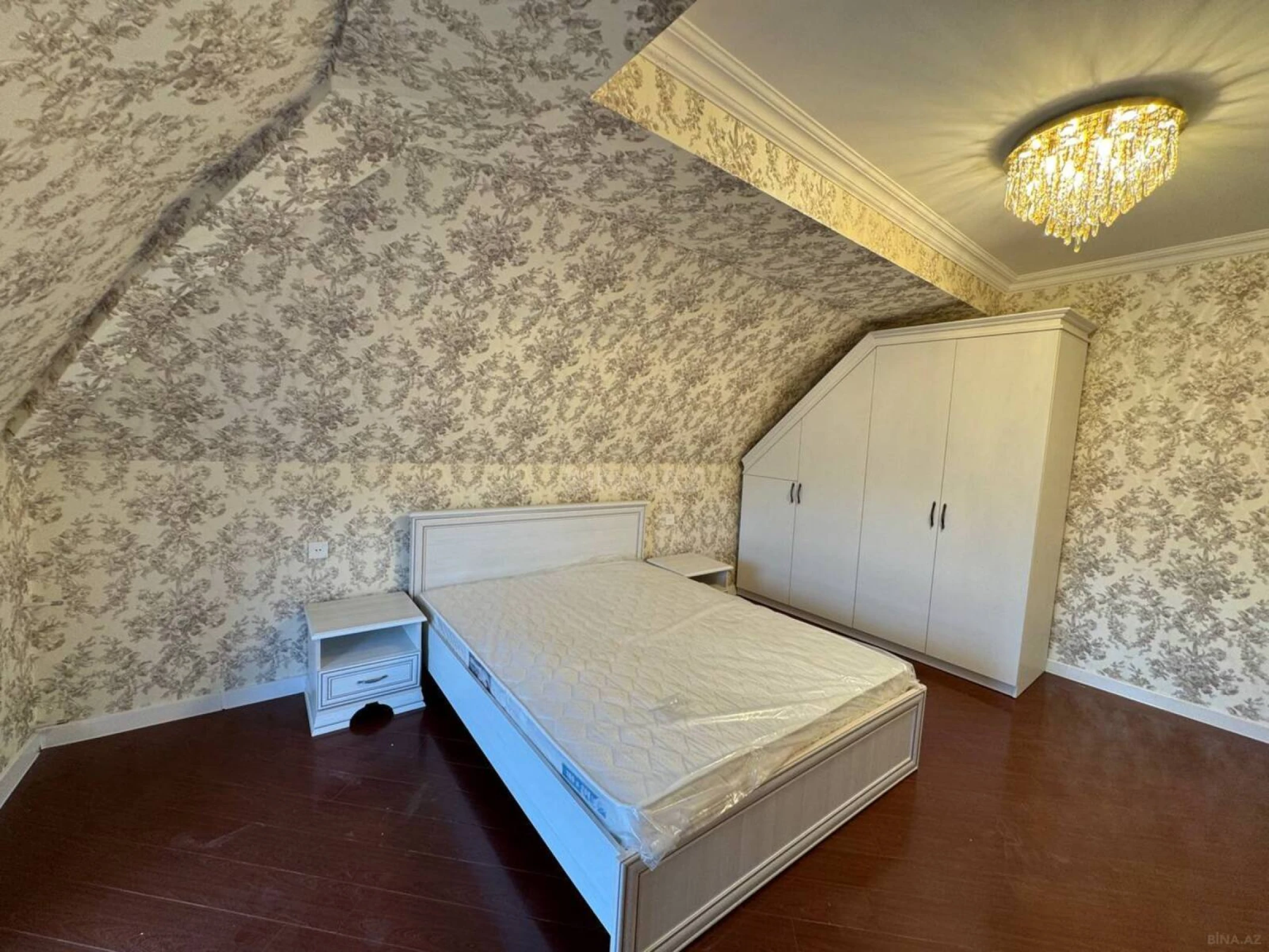 Satılır 4 otaqlı mənzil 130 m²