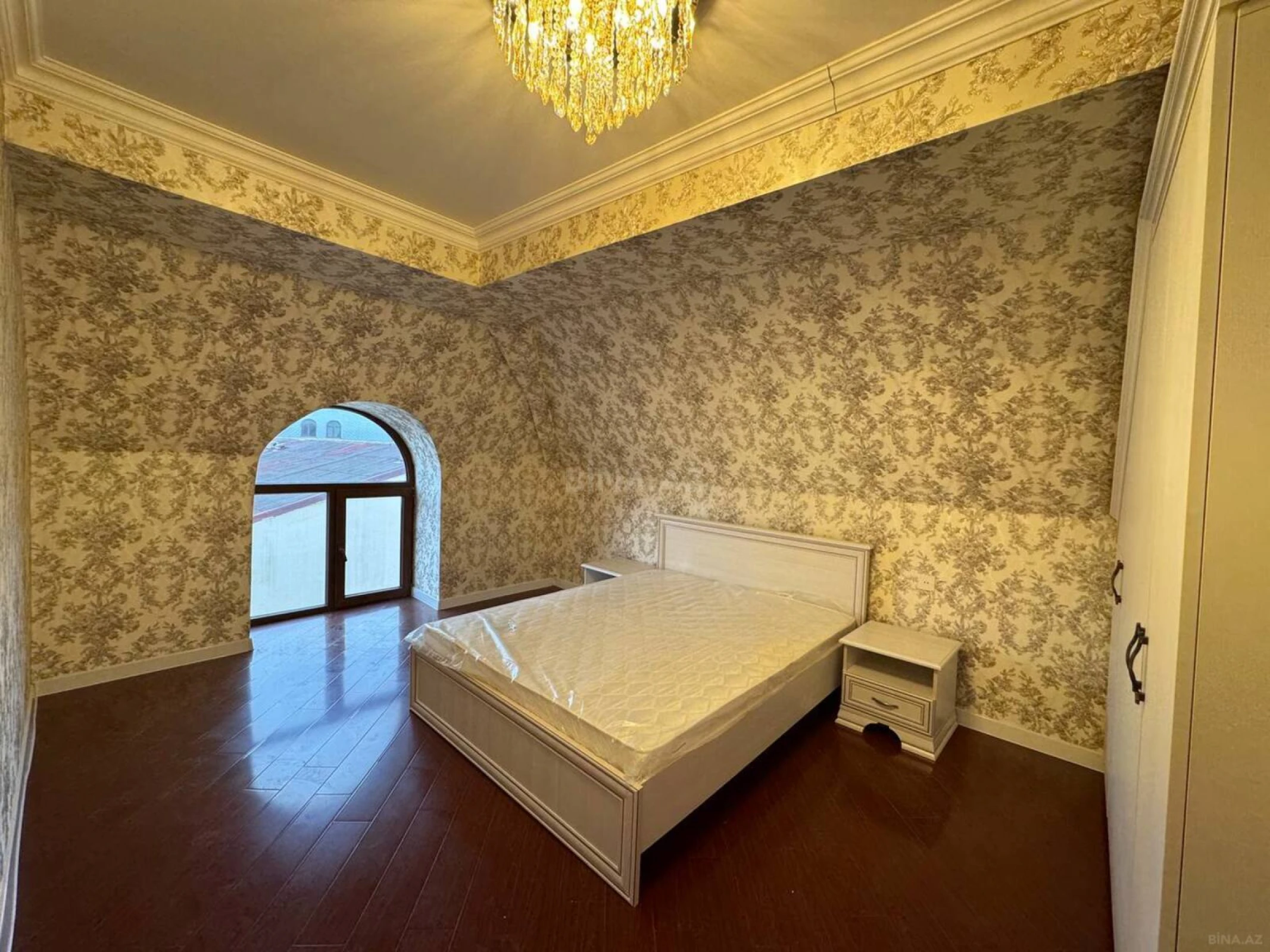 Satılır 4 otaqlı mənzil 130 m²