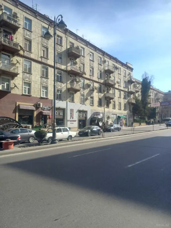 Satılır obyekt 274 m²