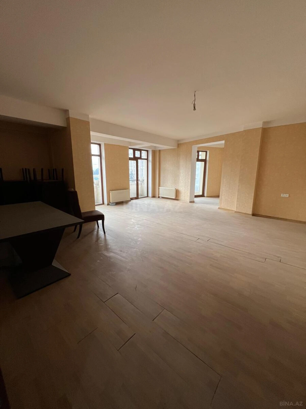 Satılır 7 otaqlı mənzil 280 m²