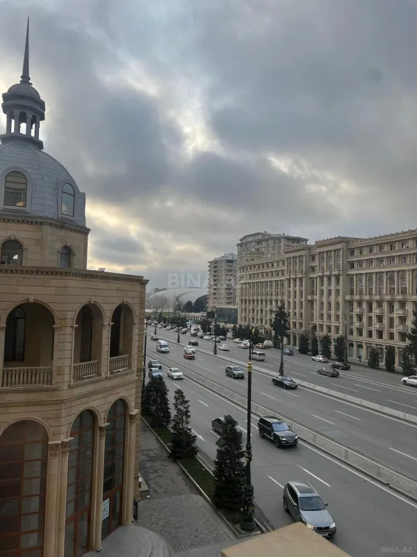 Satılır 7 otaqlı mənzil 280 m²