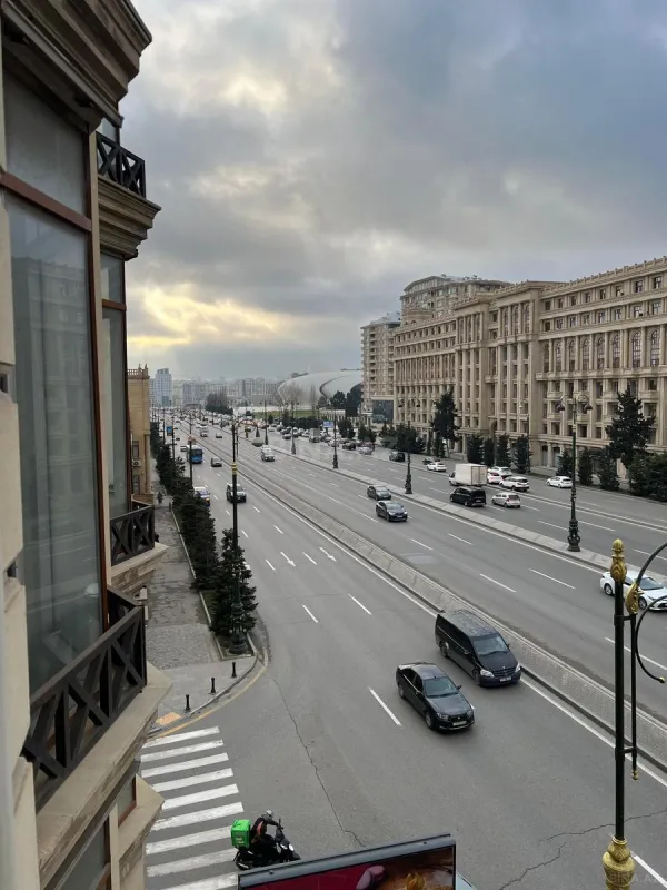 Satılır 7 otaqlı mənzil 280 m²