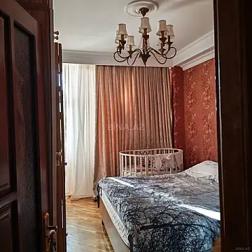 Satılır 4 otaqlı mənzil 141 m²