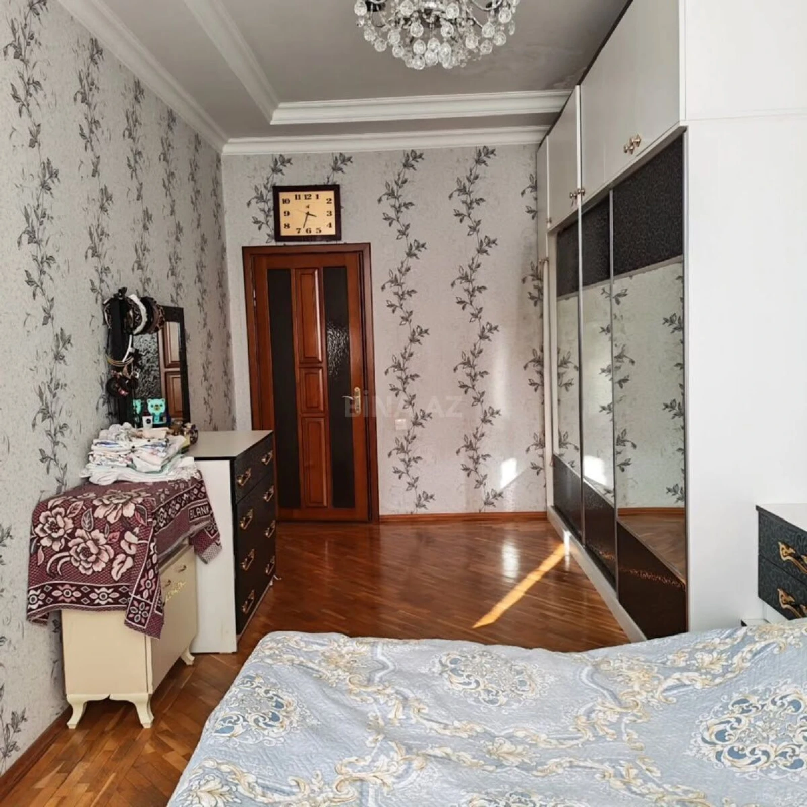 Satılır 4 otaqlı mənzil 141 m²