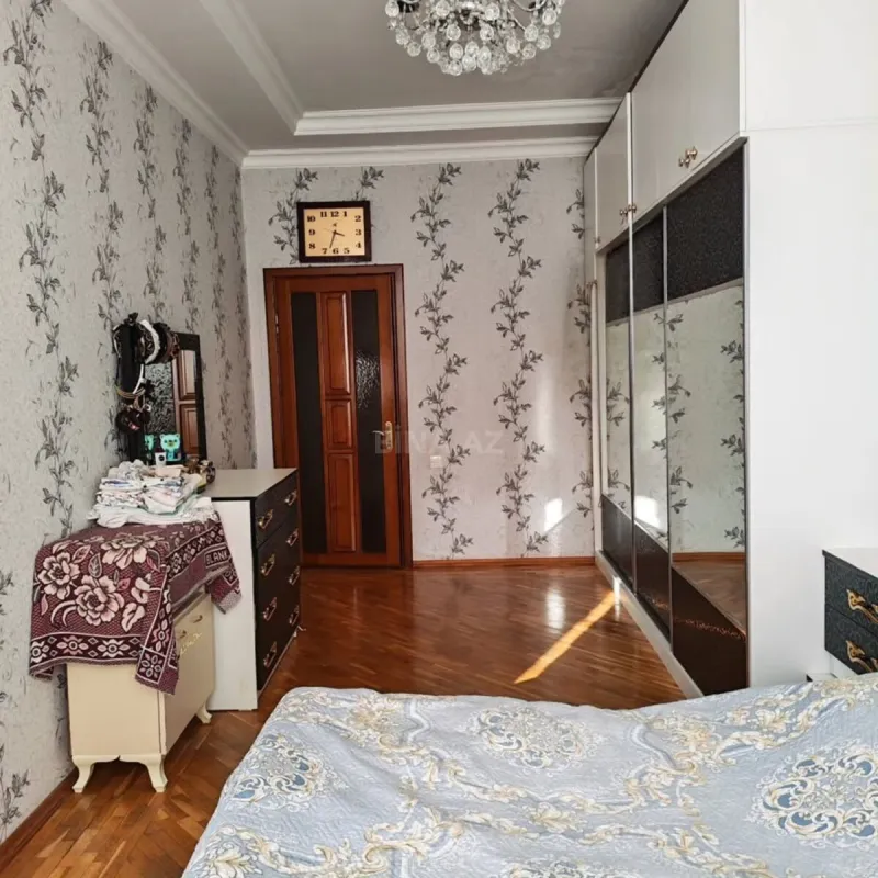 Satılır 4 otaqlı mənzil 141 m²