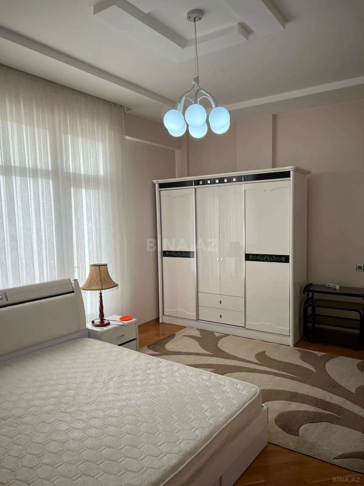 Kirayə verilir 3 otaqlı mənzil 140 m²