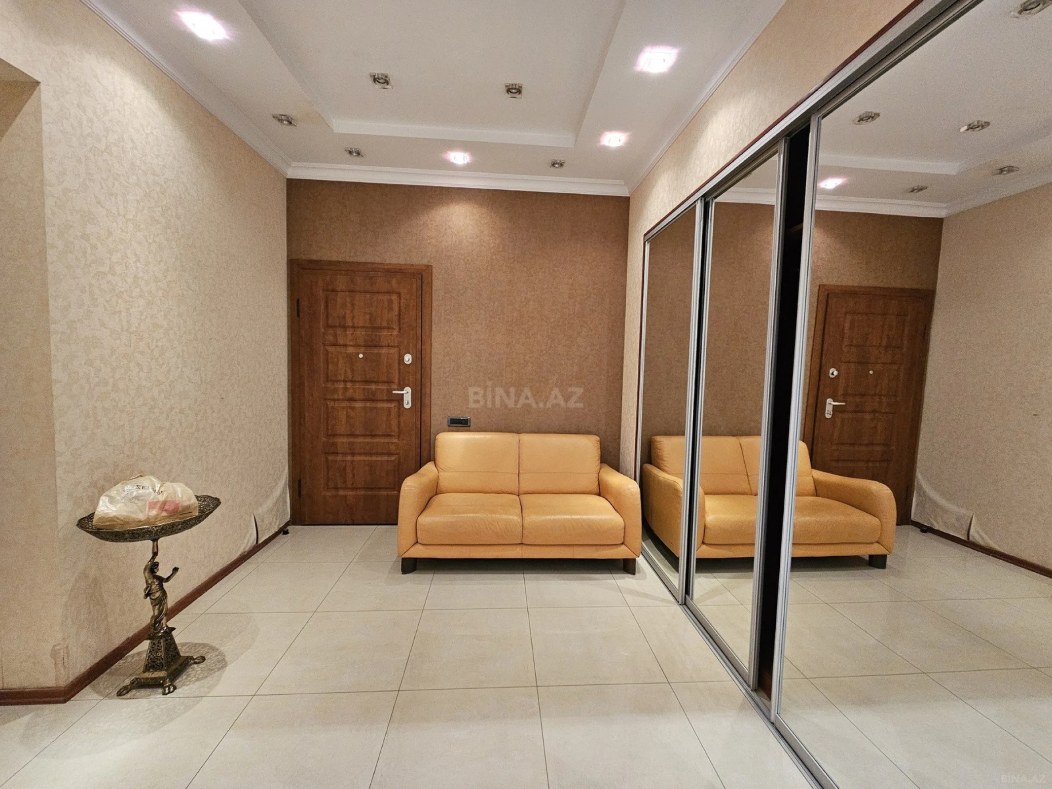 Kirayə verilir 3 otaqlı mənzil 175 m²