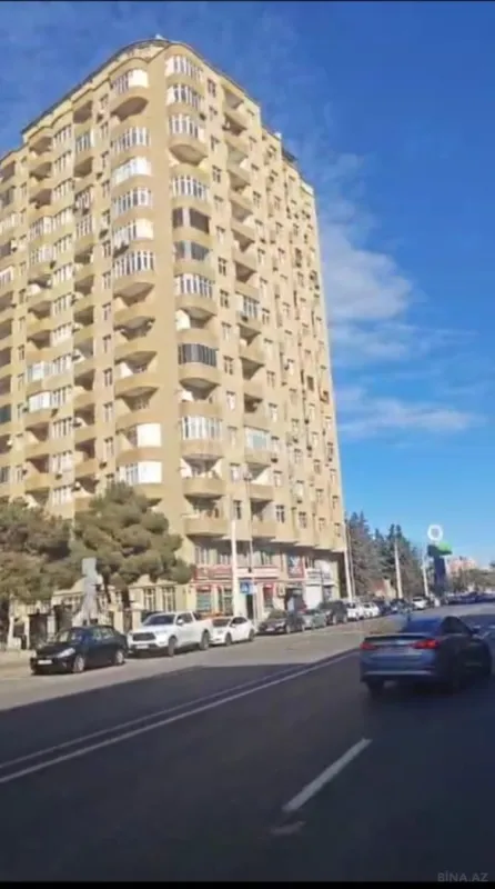 Satılır 4 otaqlı mənzil 180 m²