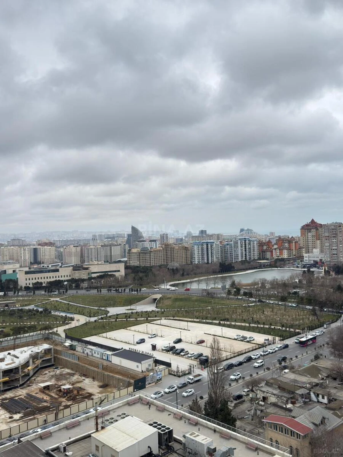 Satılır 4 otaqlı mənzil 142 m²