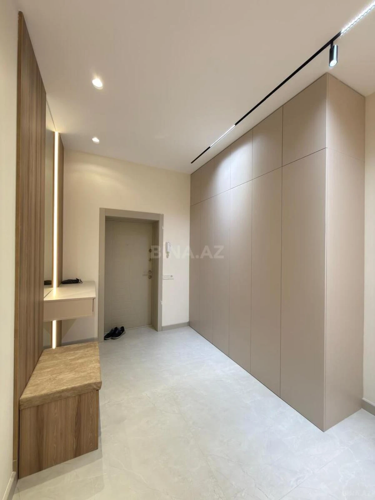 Satılır 4 otaqlı mənzil 142 m²