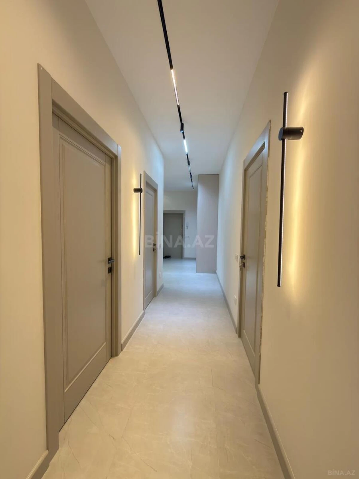 Satılır 4 otaqlı mənzil 142 m²
