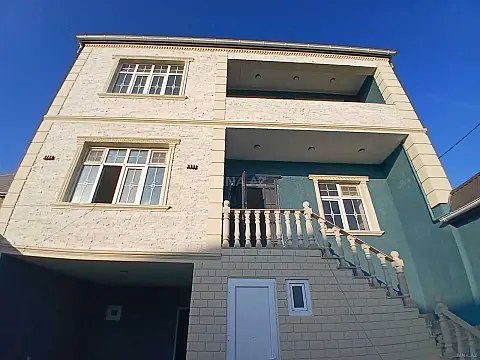 Satılır 5 otaqlı həyət evi 300 m²