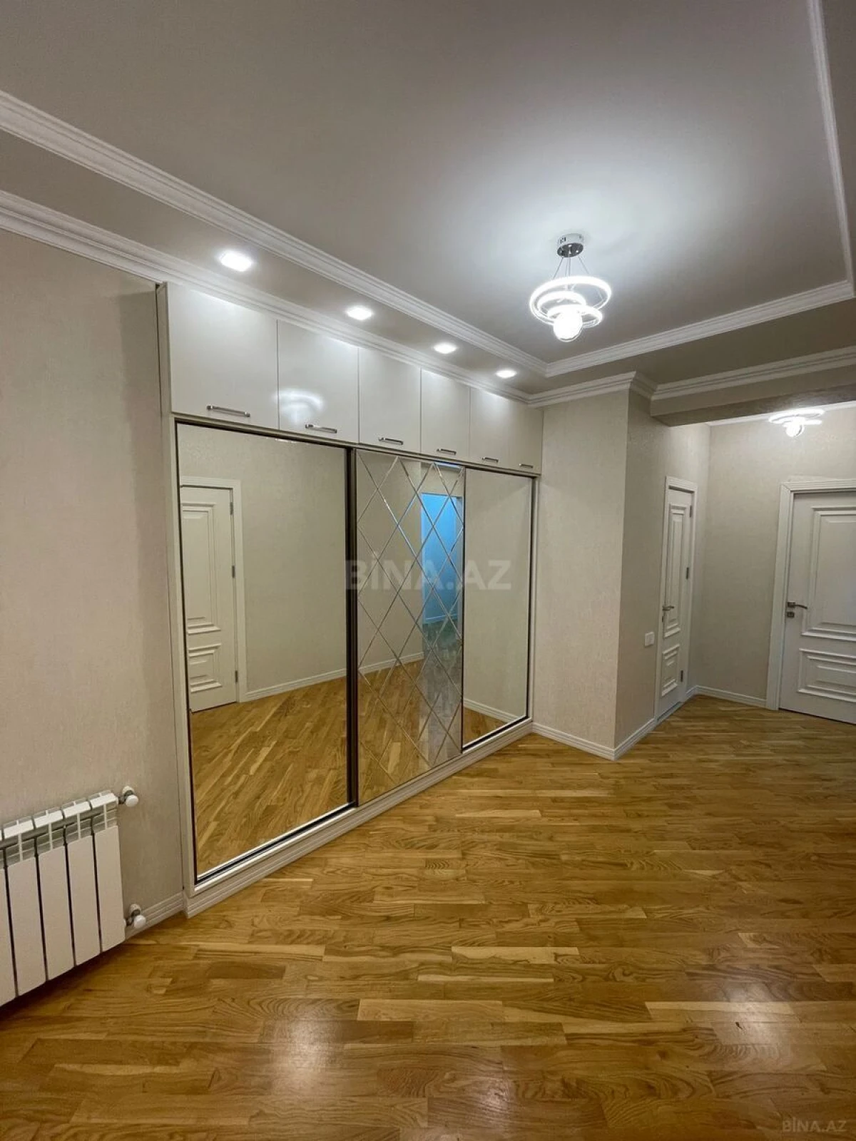 Satılır 4 otaqlı mənzil 146 m²