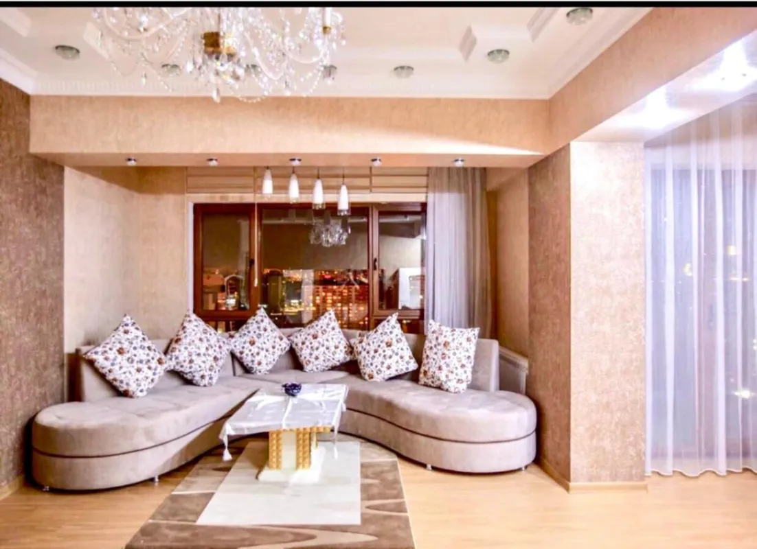 Kirayə verilir 4 otaqlı mənzil 181 m²