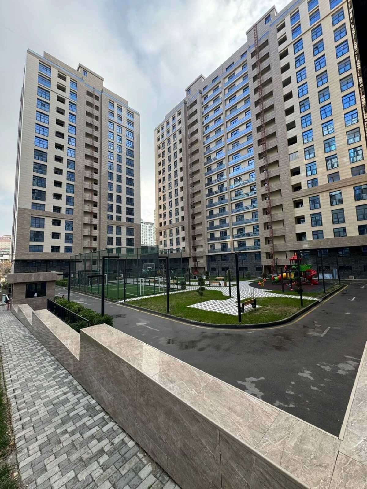 Satılır 4 otaqlı mənzil 148 m²
