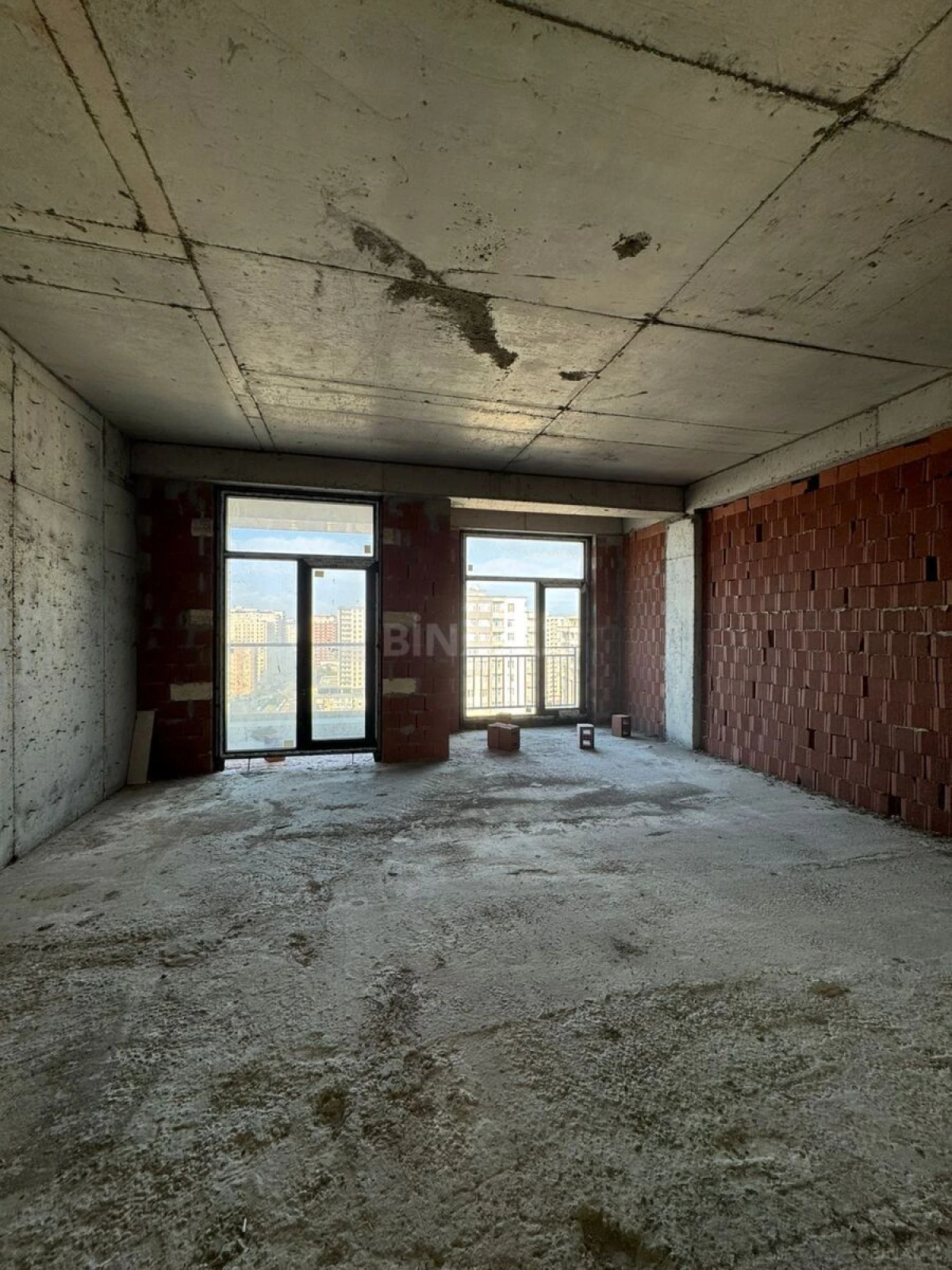 Satılır 4 otaqlı mənzil 148 m²