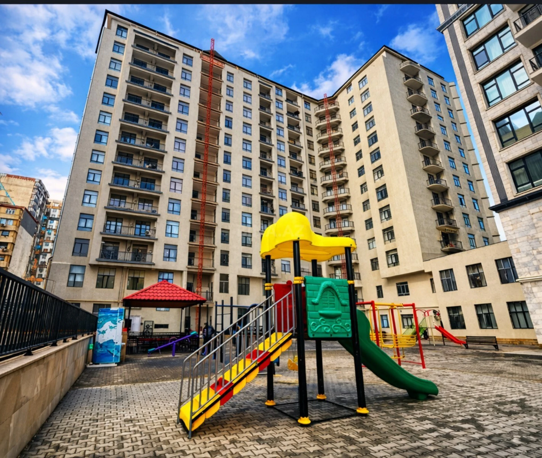 Satılır 3 otaqlı mənzil 117 m²