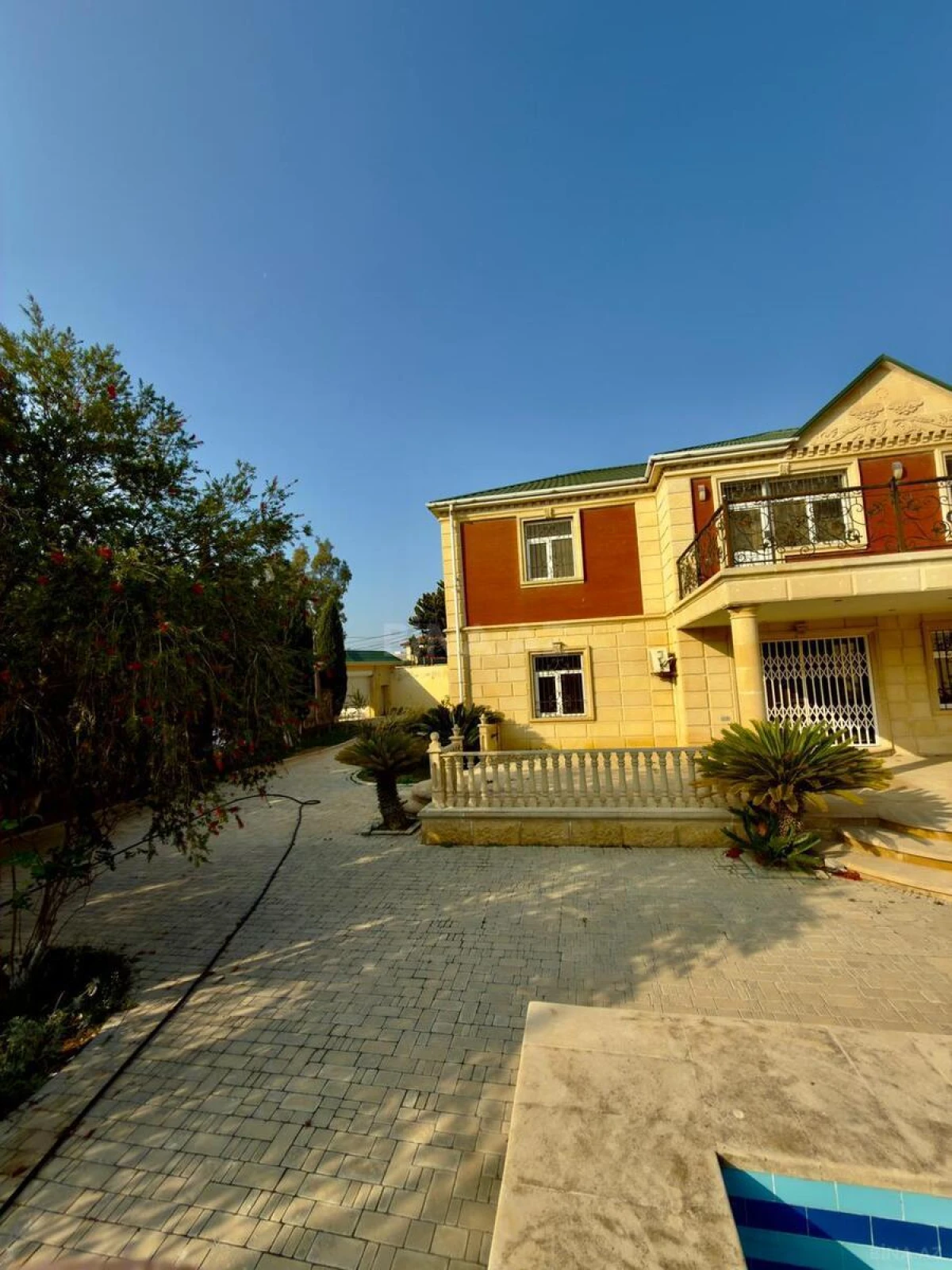 Satılır 8 otaqlı həyət evi 250 m²