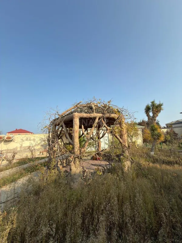 Satılır 8 otaqlı həyət evi 250 m²