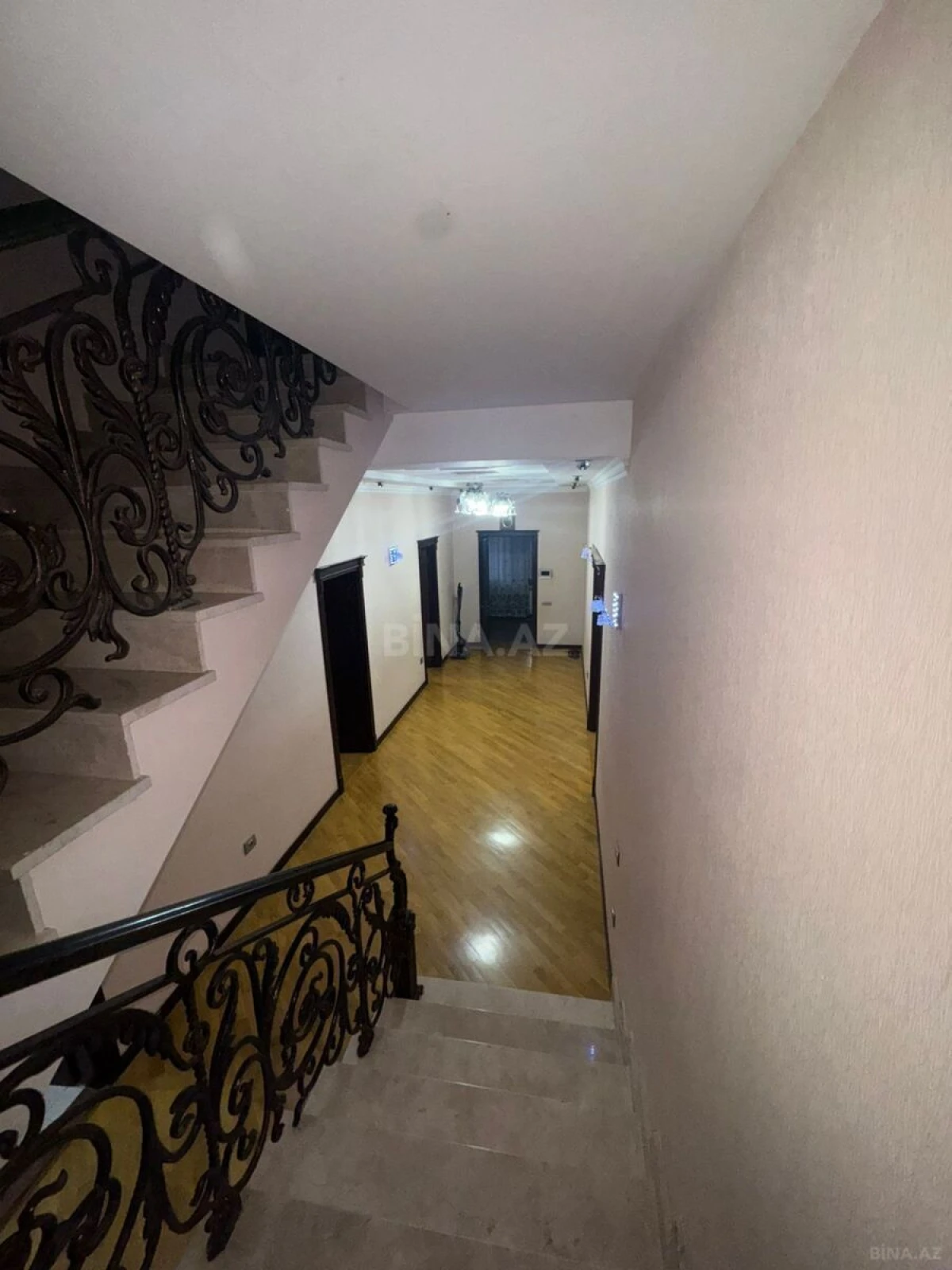 Satılır 6 otaqlı həyət evi 300 m²