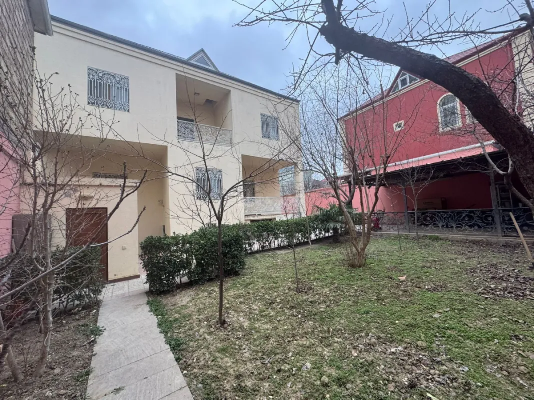 Satılır 6 otaqlı həyət evi 300 m²