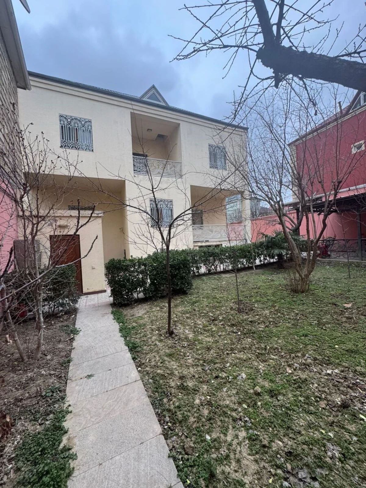 Satılır 6 otaqlı həyət evi 300 m²