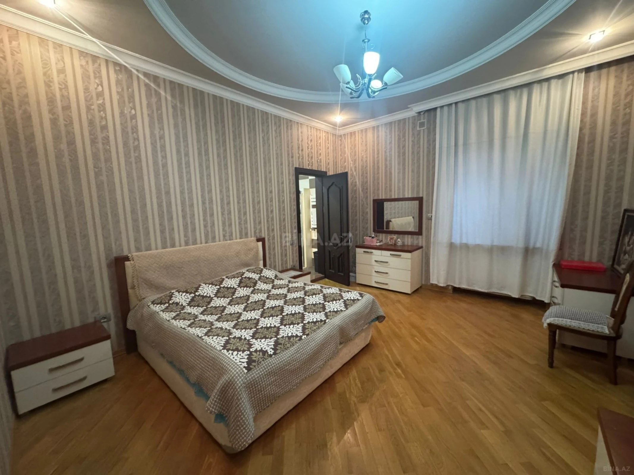 Satılır 6 otaqlı həyət evi 300 m²