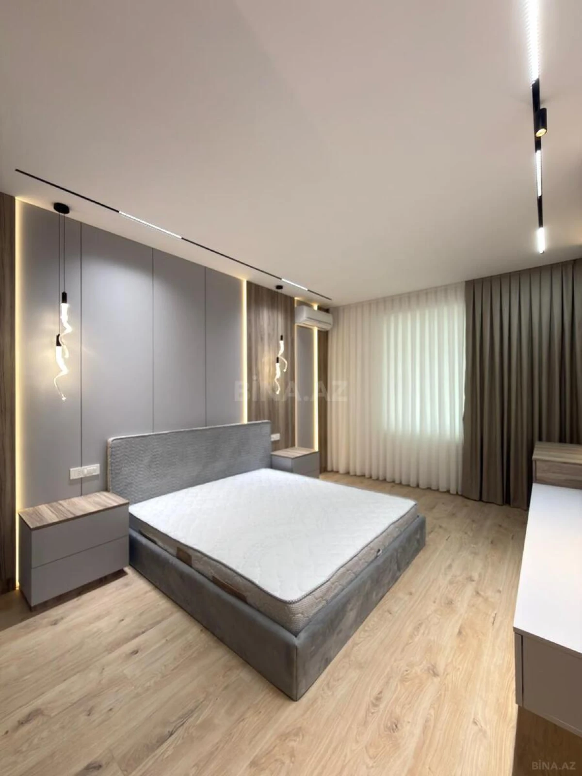 Satılır 4 otaqlı mənzil 145 m²