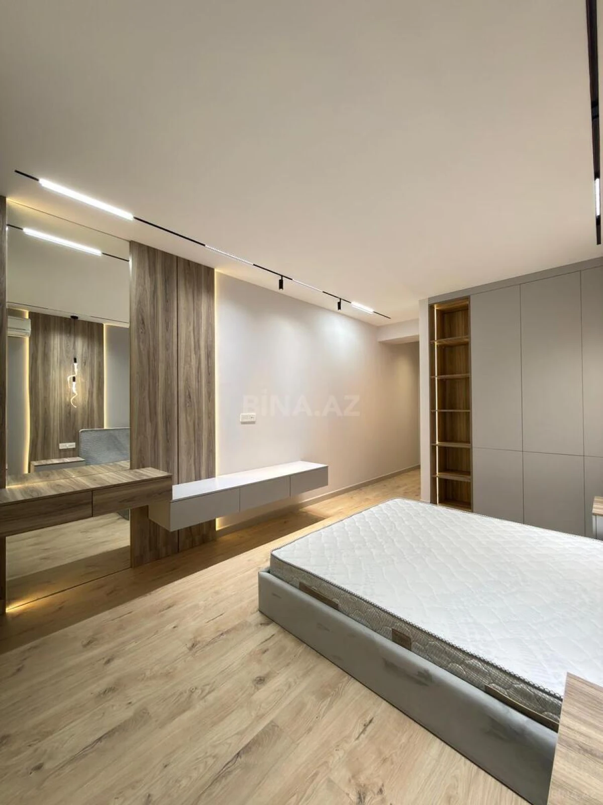 Satılır 4 otaqlı mənzil 145 m²