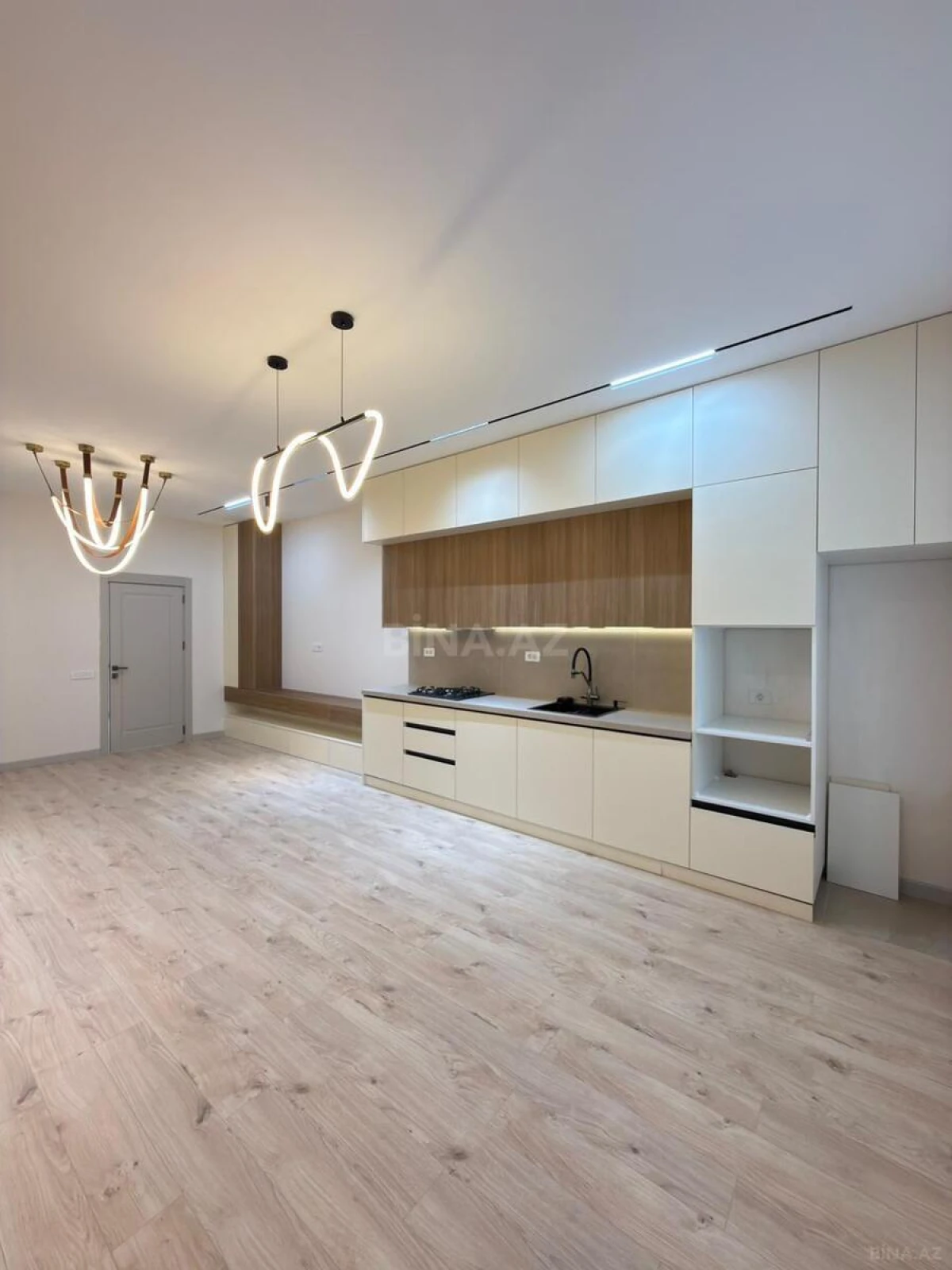 Satılır 4 otaqlı mənzil 145 m²
