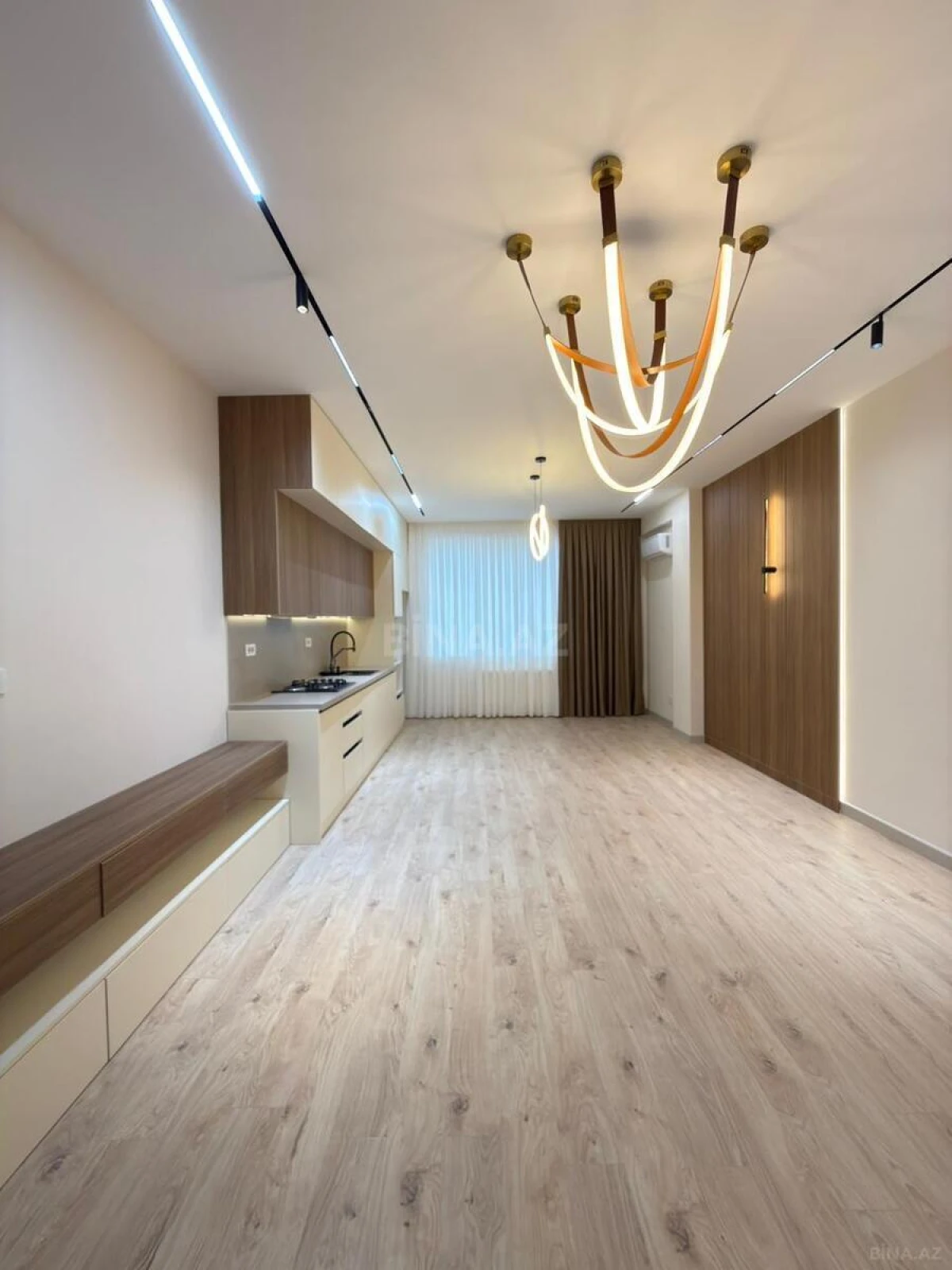 Satılır 4 otaqlı mənzil 145 m²