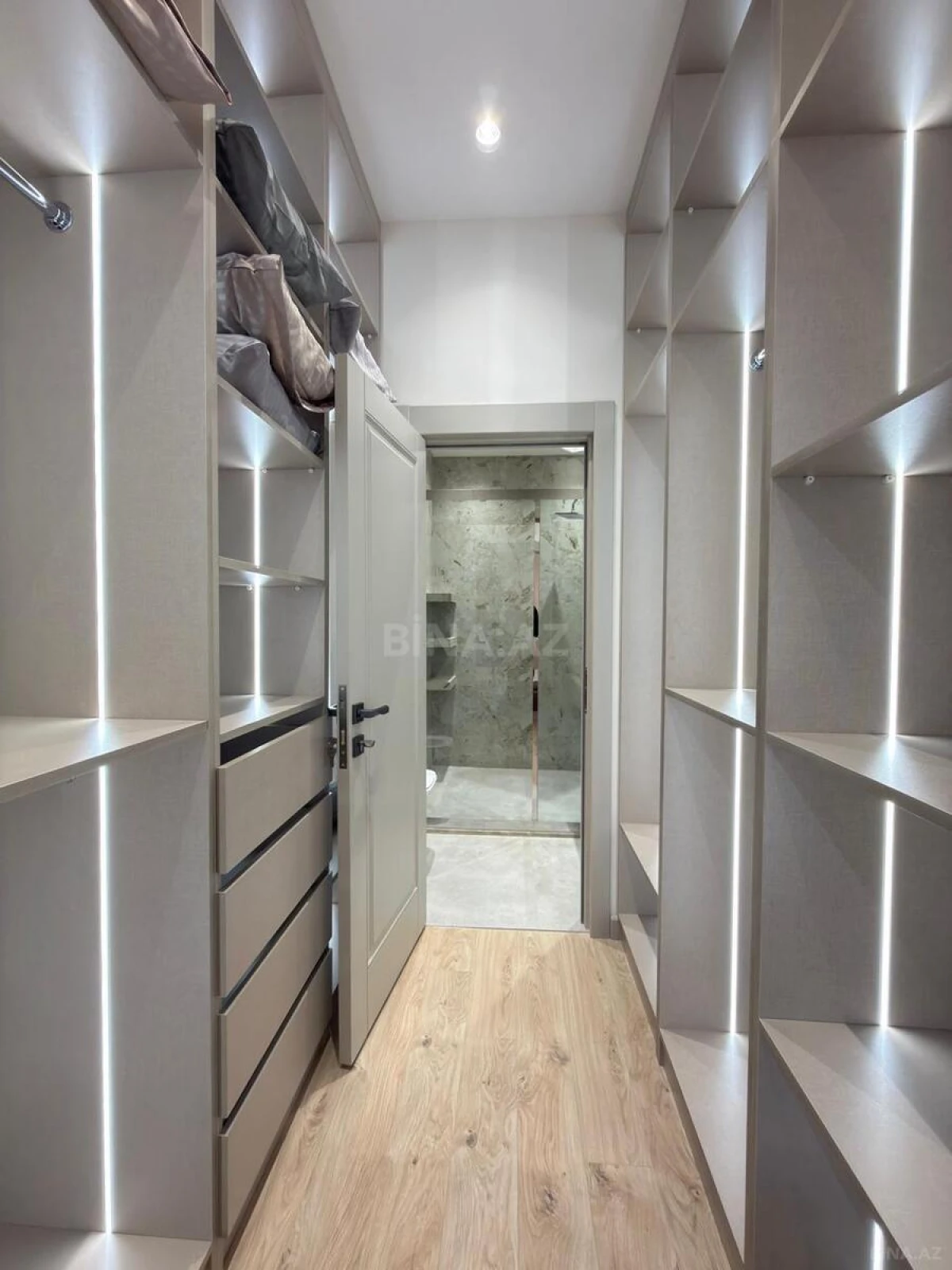 Satılır 4 otaqlı mənzil 145 m²