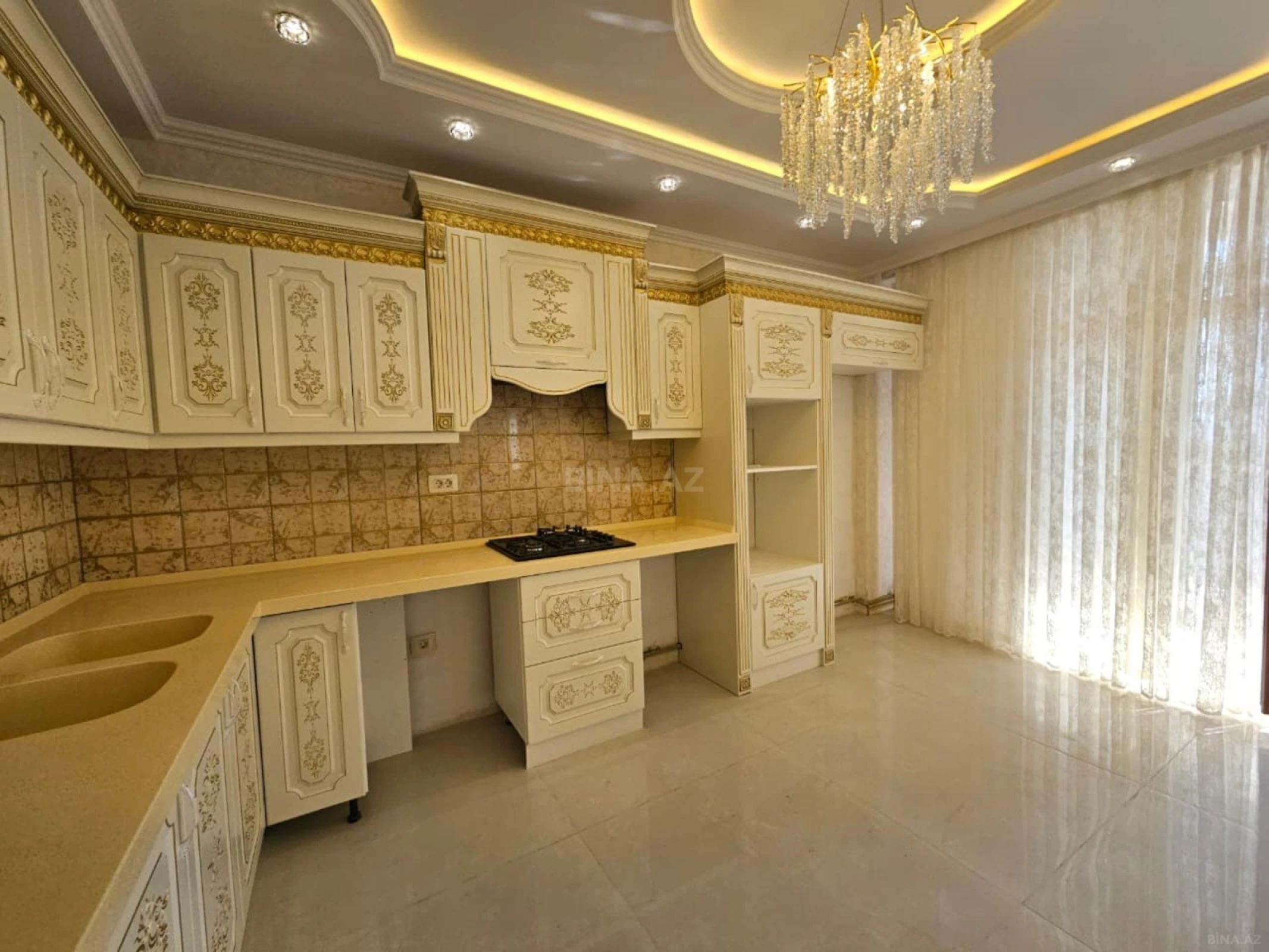 Satılır 3 otaqlı mənzil 134 m²