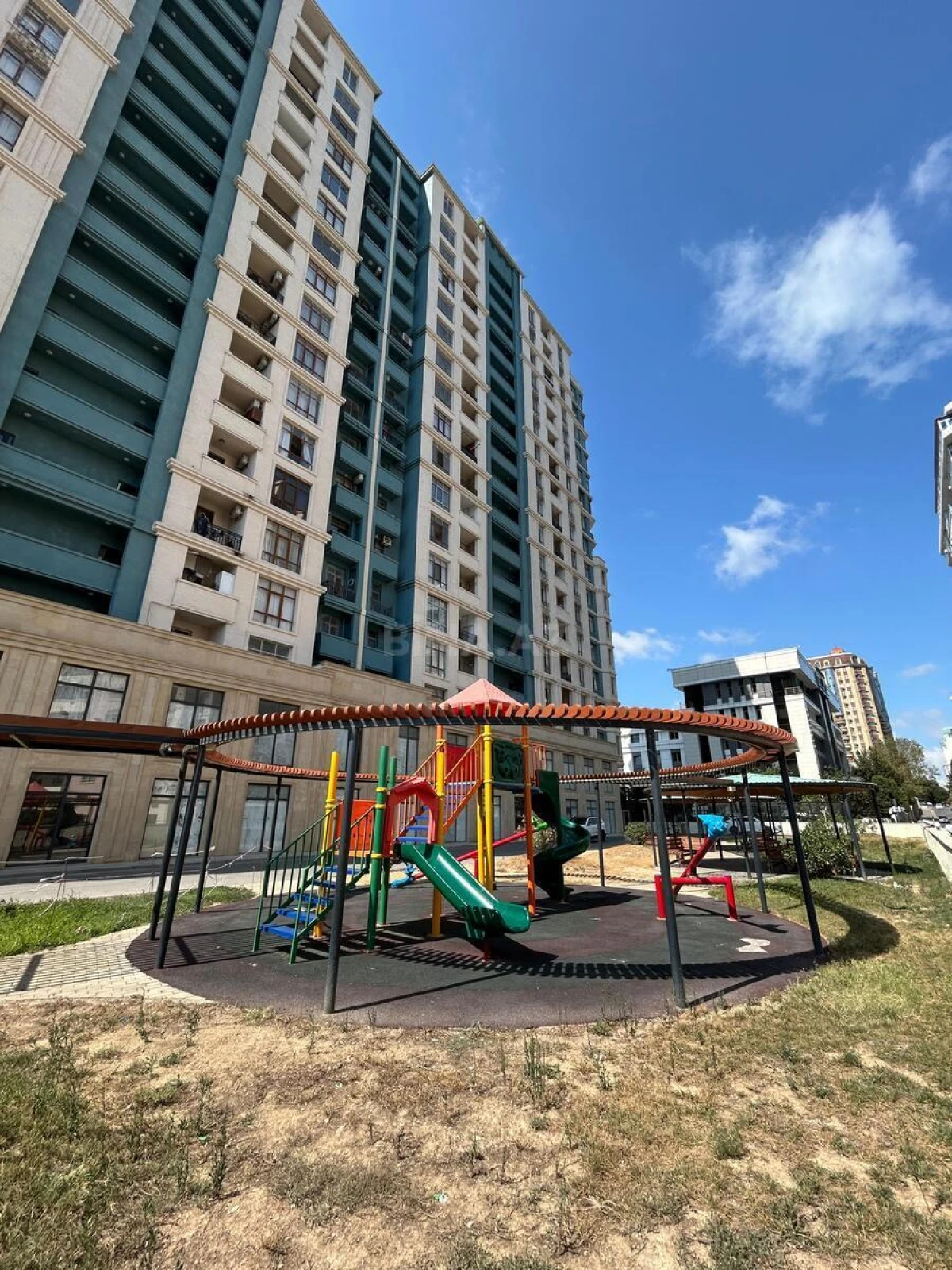 Satılır 3 otaqlı mənzil 134 m²