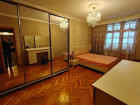 Kirayə verilir 5 otaqlı mənzil 130 m²