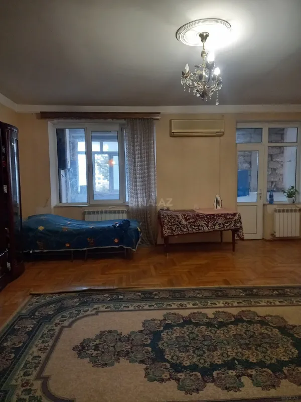 Satılır 5 otaqlı mənzil 130 m²