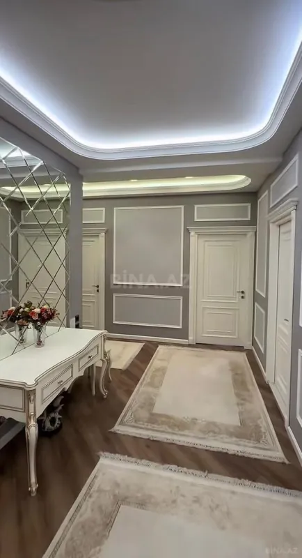 Satılır 4 otaqlı mənzil 175 m²