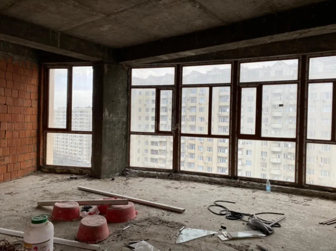 Satılır 4 otaqlı mənzil 177 m²