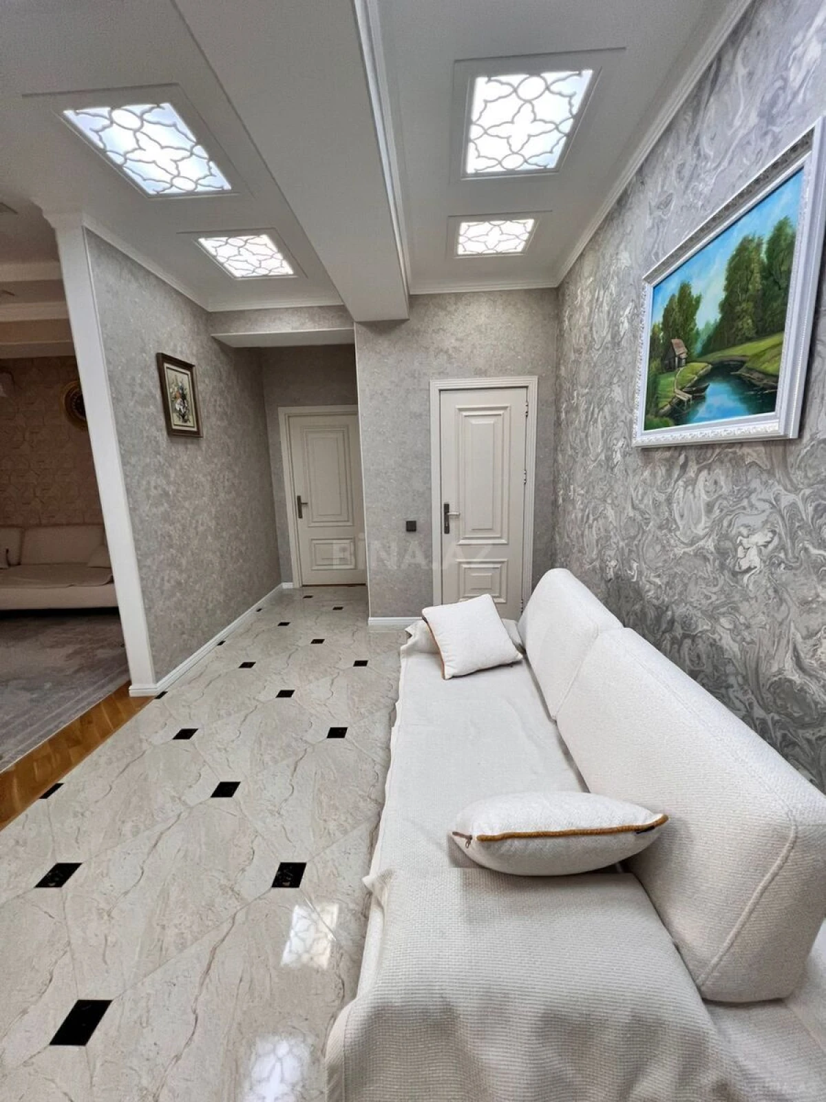 Satılır 2 otaqlı mənzil 93 m²