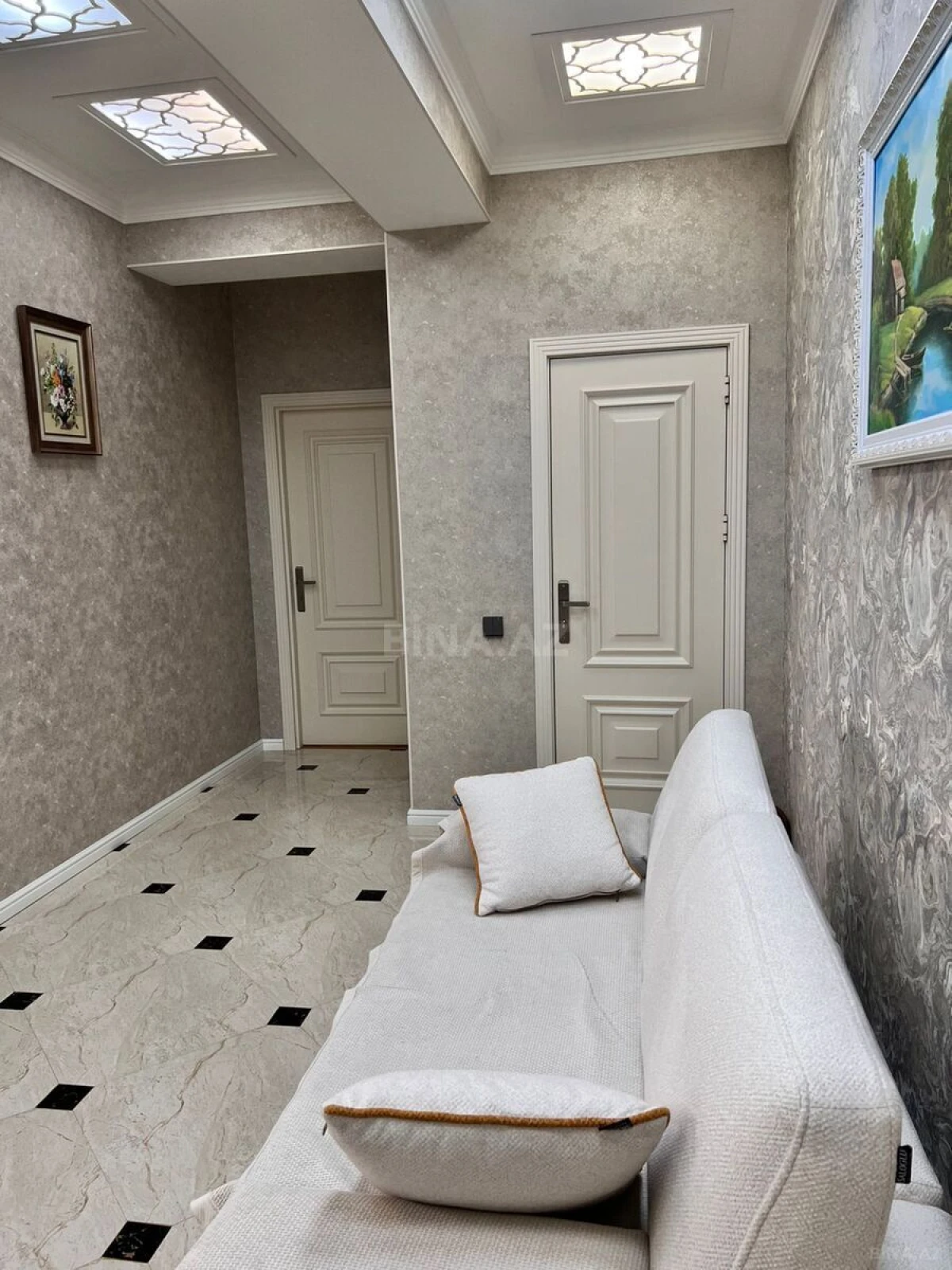 Satılır 2 otaqlı mənzil 93 m²