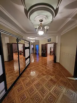 Satılır 4 otaqlı mənzil 200 m²