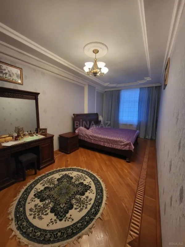 Satılır 4 otaqlı mənzil 200 m²