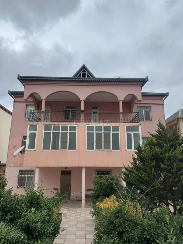 Satılır 11 otaqlı həyət evi 320 m²