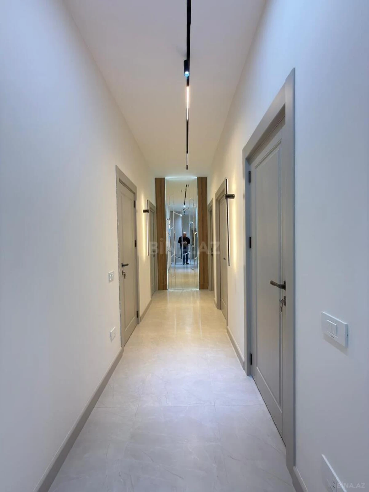 Satılır 4 otaqlı mənzil 142 m²
