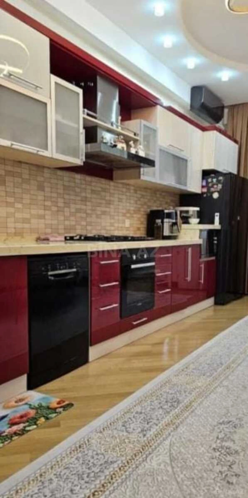 Satılır 4 otaqlı mənzil 240 m²